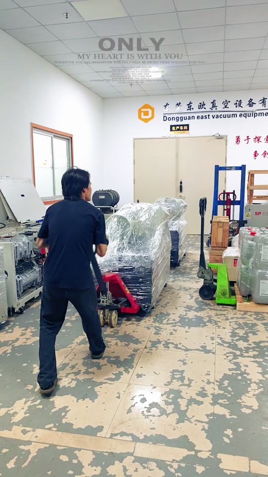 加班到凌晨三点终于可以出货了真空机组莱宝单极旋片泵SV630B +莱宝罗茨泵WSU2001 四组，莱宝SV200 SV300B 四台，家人们辛苦了，选择大于努力，感恩家人们感谢客户朋友